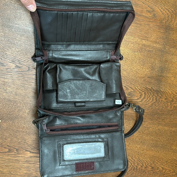 Kolta crossbody versatile compact bag. Brown croc-like embossed rectangle shape. - Picture 4 of 6